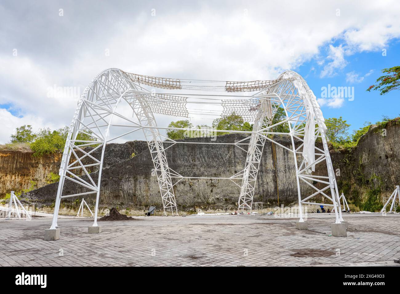 Costruzione di ponti che supportano telai in acciaio sul terreno Foto Stock