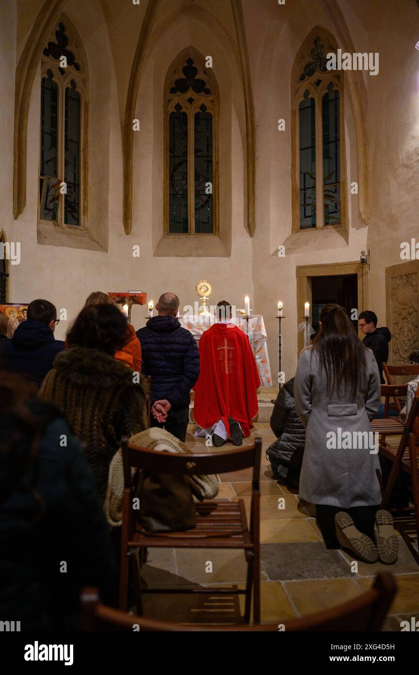 Adorazione del Santissimo Sacramento nella Cappella di Santa Caterina (Kaplnka svätej Kataríny) a Bratislava, Slovacchia. Foto Stock