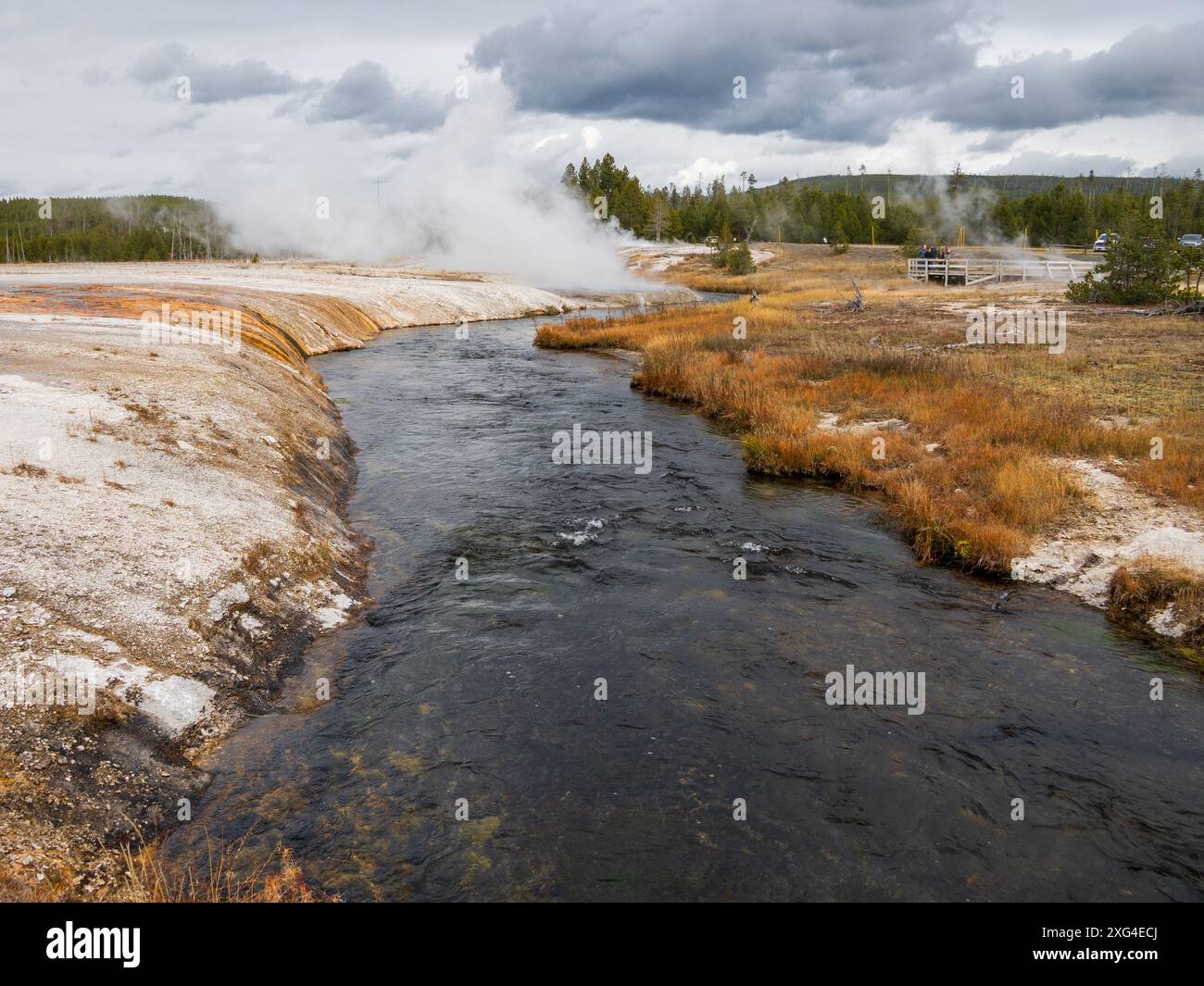 Situato in cima a un enorme super vulcano, il parco nazionale di Yellowstone ospita straordinarie caratteristiche termali Foto Stock