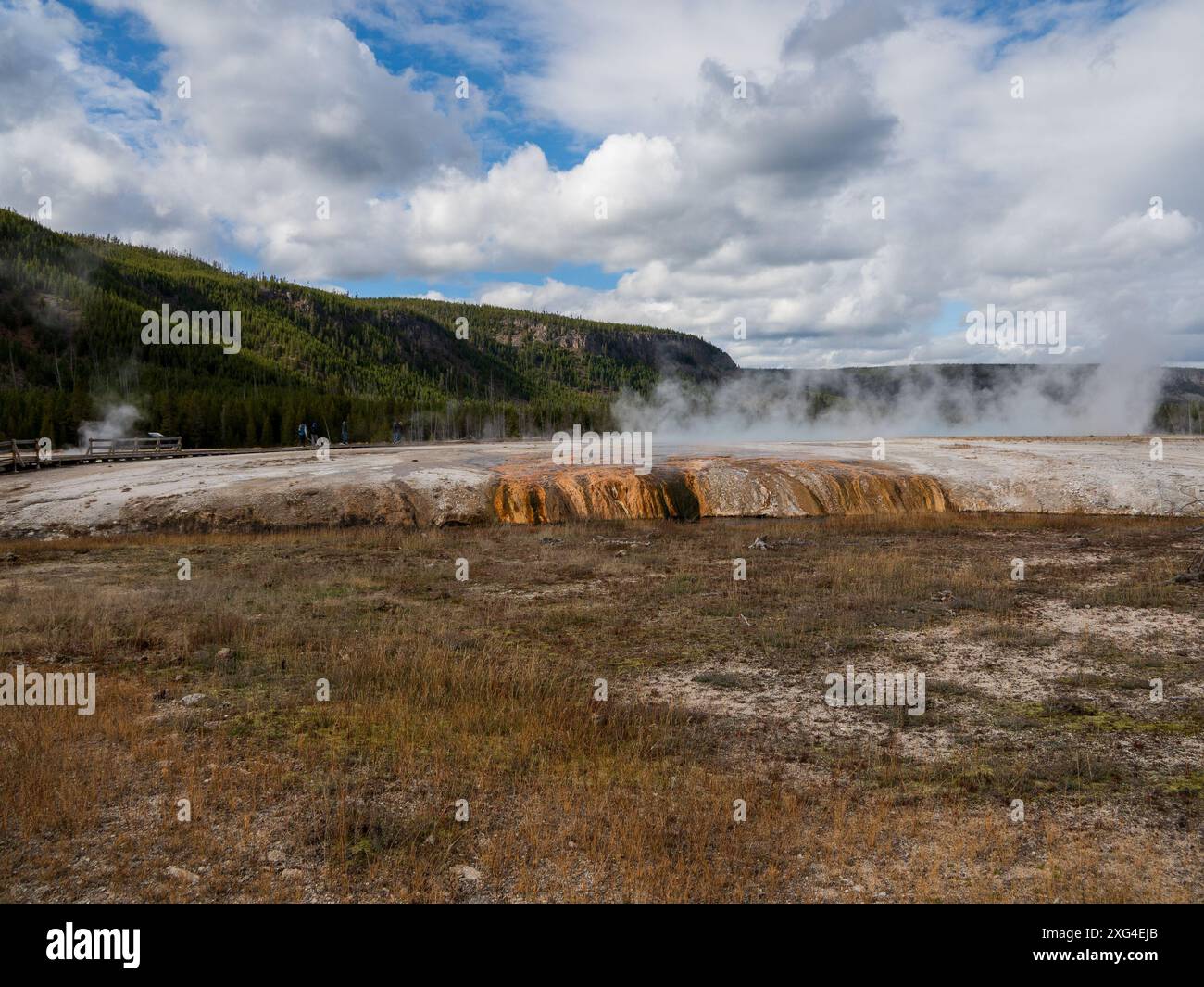 Situato in cima a un enorme super vulcano, il parco nazionale di Yellowstone ospita straordinarie caratteristiche termali Foto Stock