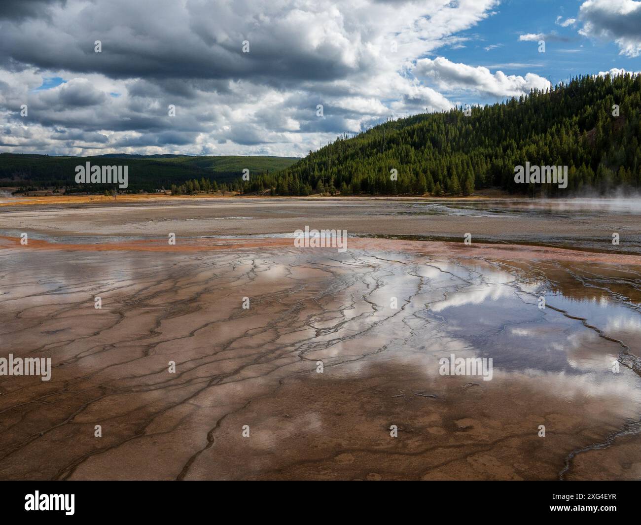 Situato in cima a un enorme super vulcano, il parco nazionale di Yellowstone ospita straordinarie caratteristiche termali Foto Stock