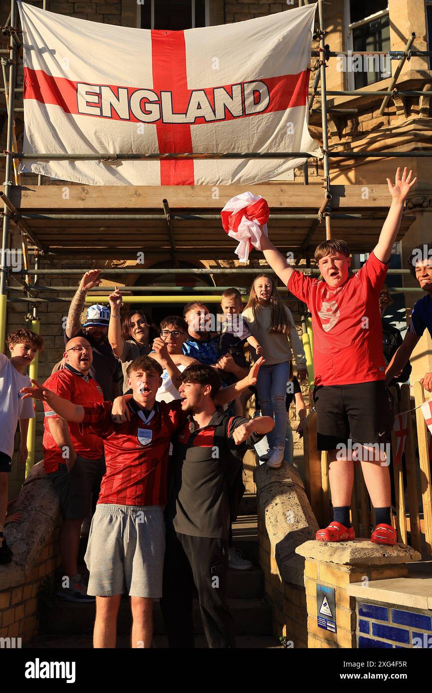 Stroud, Regno Unito, 6 luglio 2024. REGNO UNITO. I tifosi di calcio inglesi celebrano la vittoria dei quarti di finale contro la Svizzera dopo un drammatico rigore. Gloucestershire. Credito: Gary Learmonth / Alamy Live News Foto Stock