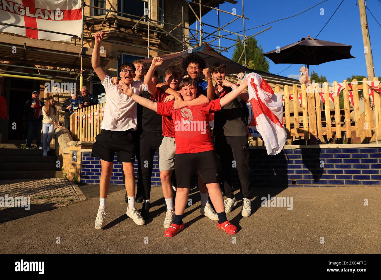 Stroud, Regno Unito, 6 luglio 2024. REGNO UNITO. I tifosi di calcio inglesi celebrano la vittoria dei quarti di finale contro la Svizzera dopo un drammatico rigore. Gloucestershire. Credito: Gary Learmonth / Alamy Live News Foto Stock