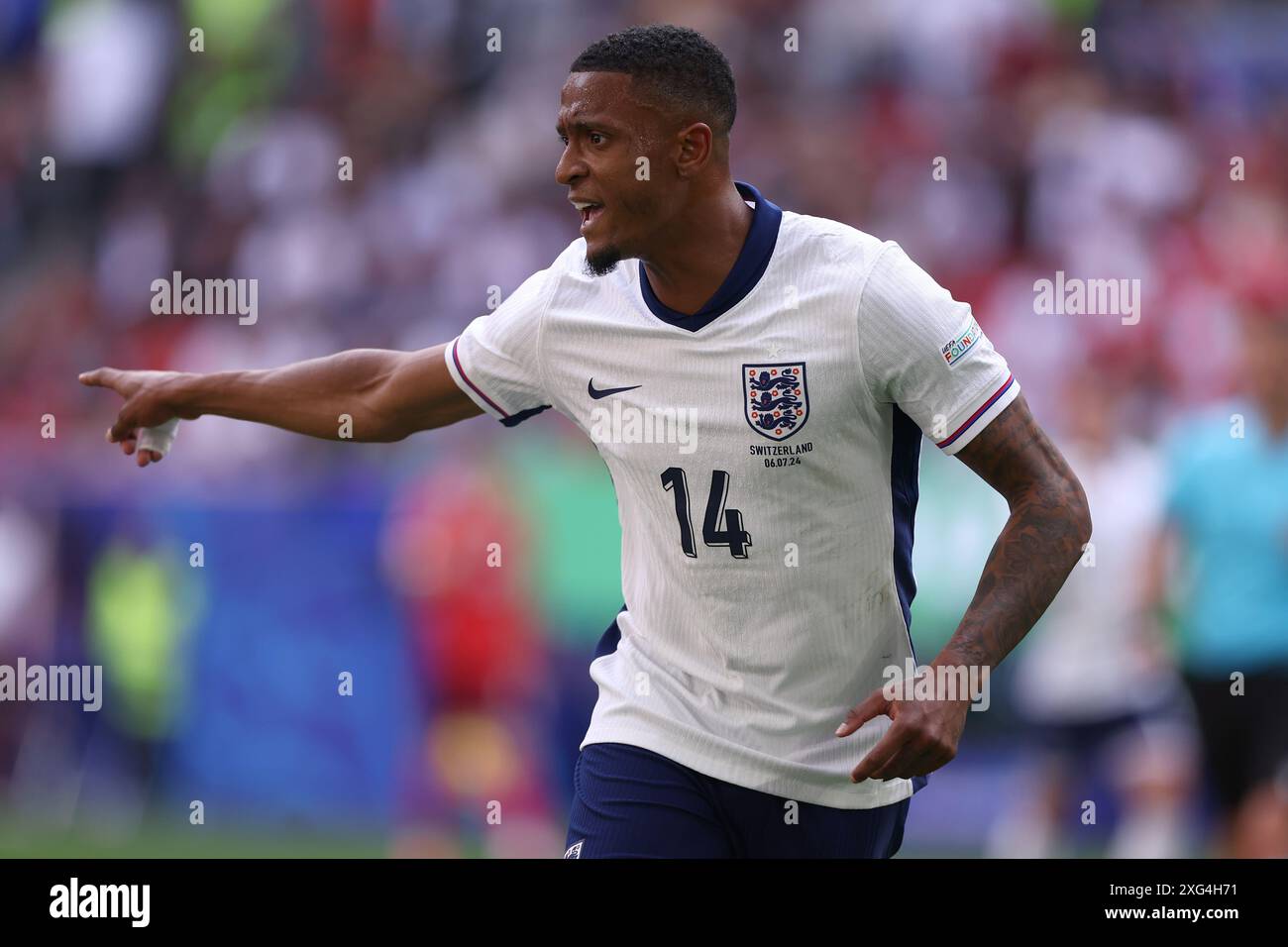 Dusseldorf, Germania. 6 luglio 2024. Ezri Konsa d'Inghilterra gesti durante i quarti di finale di UEFA Euro 2024 tra Inghilterra e Svizzera all'Arena Dusseldorf il 6 luglio 2024 a Dusseldorf, in Germania. Crediti: Marco Canoniero/Alamy Live News Foto Stock