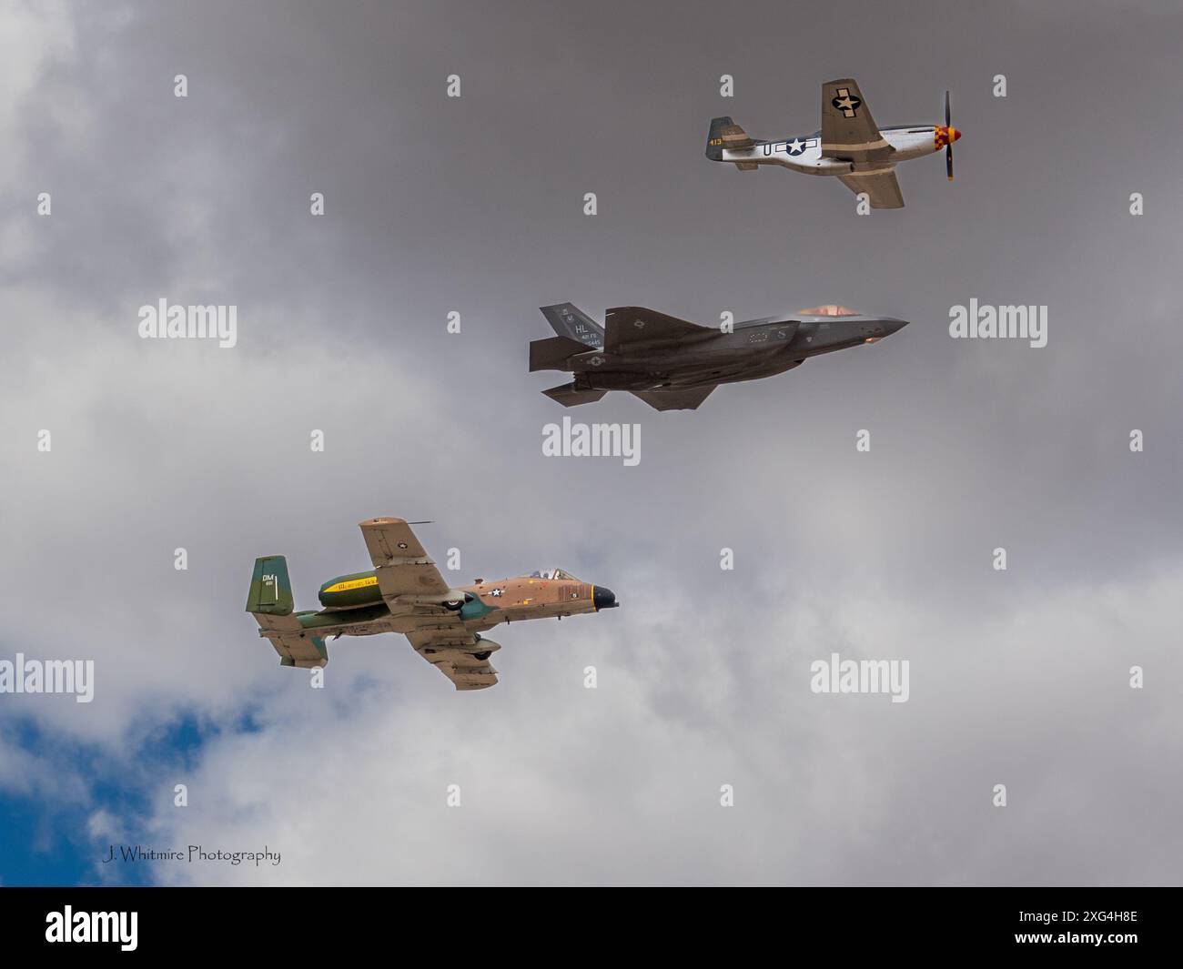 Aerei moderni e d'epoca volano in formazione in una fiera aerea militare negli Stati Uniti, così come taxi nelle vicinanze per un look migliore Foto Stock