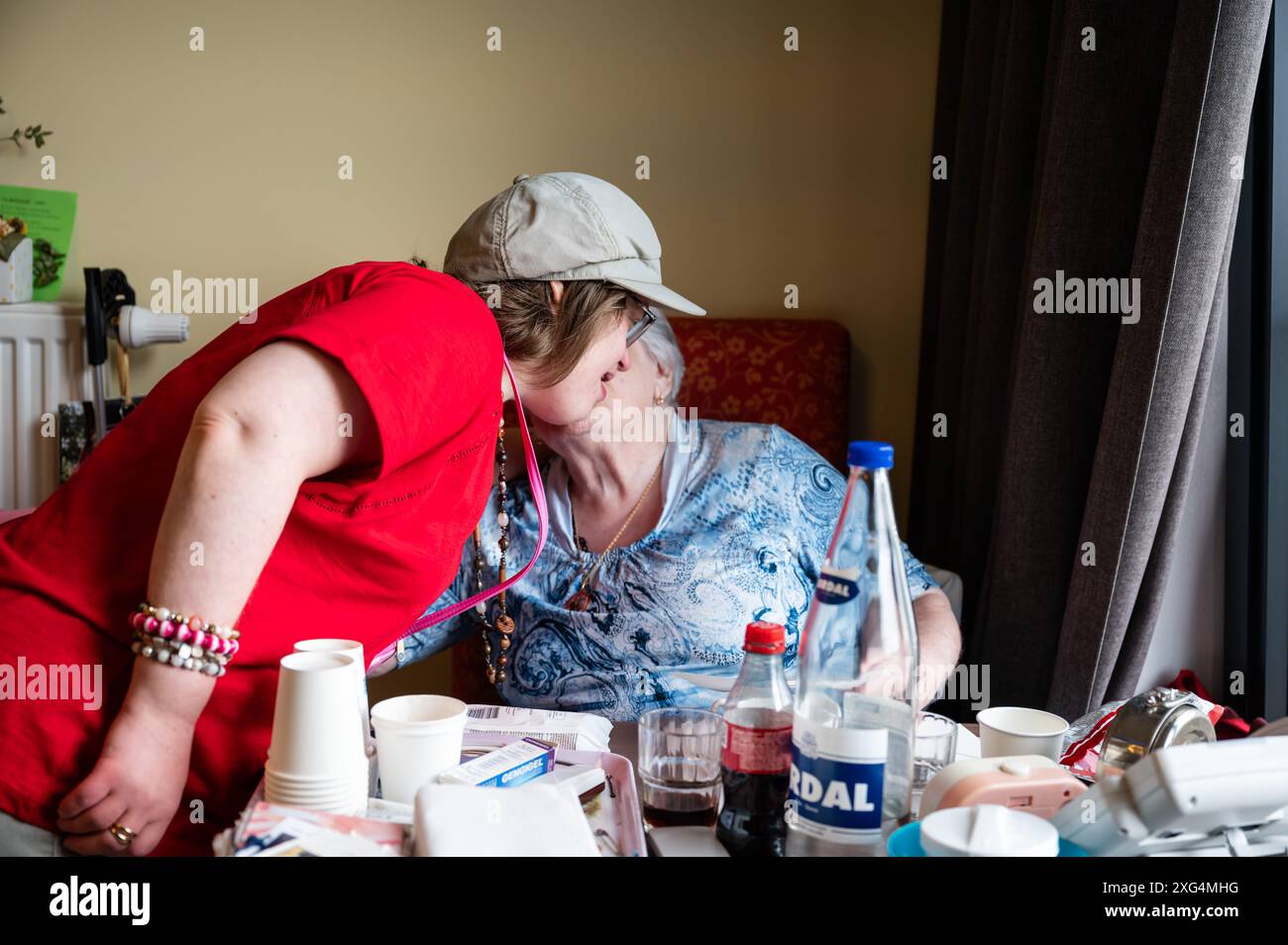 Tienen, Fiandre, Belgio, 30 giugno 2024 - 95 anni nonna bianca saluta il suo amico di 41 anni con la sindrome di Down. Modello rilasciato Foto Stock