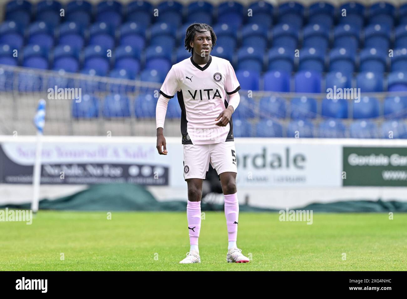 Jid Okeke della contea di Stockport durante l'amichevole di pre-stagione tra Chester e Stockport County al Deva Stadium di Chester, Regno Unito. 6 luglio 2024. (Foto di Cody Froggatt/News Images) a Chester, Regno Unito il 7/6/2024. (Foto di Cody Froggatt/News Images/Sipa USA) credito: SIPA USA/Alamy Live News Foto Stock