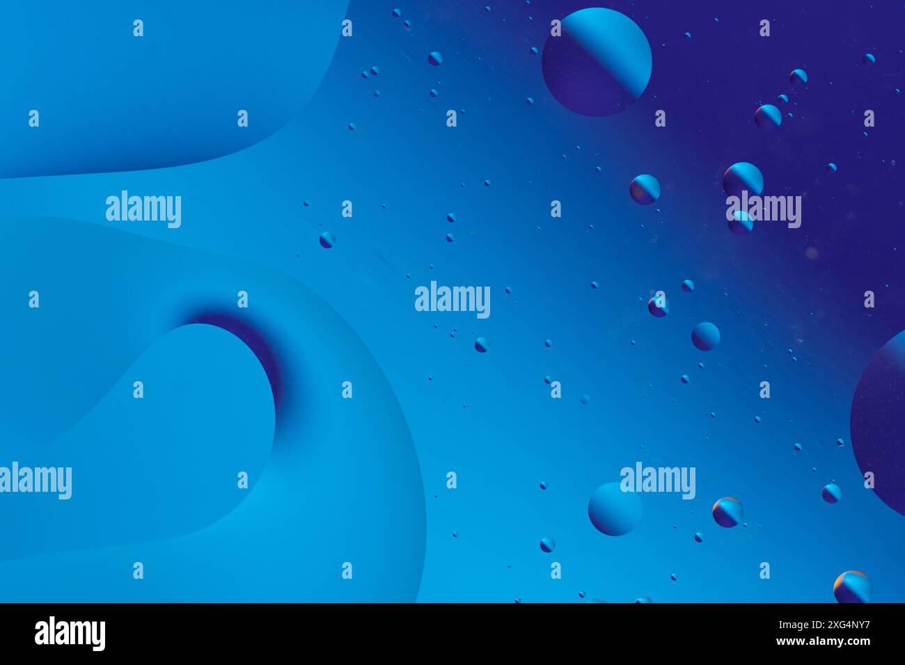 Immagine astratta con tonalità blu, con bolle e forme fluide che creano un effetto visivo sereno e rilassante Foto Stock