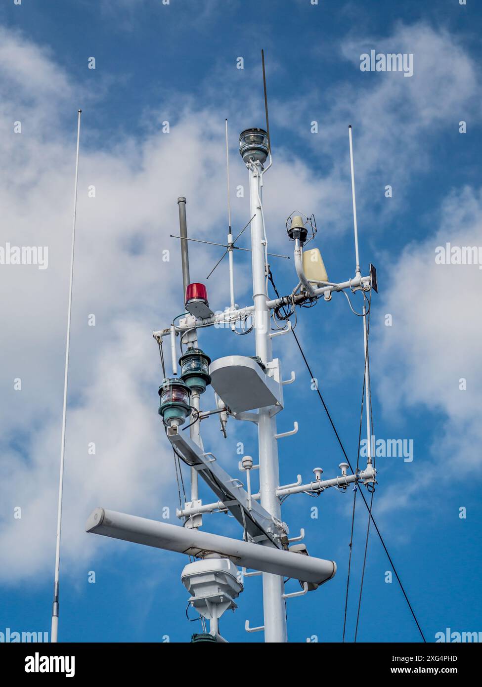 Primo piano dell'albero di navigazione della nave con equipaggiamento di navigazione marina Foto Stock
