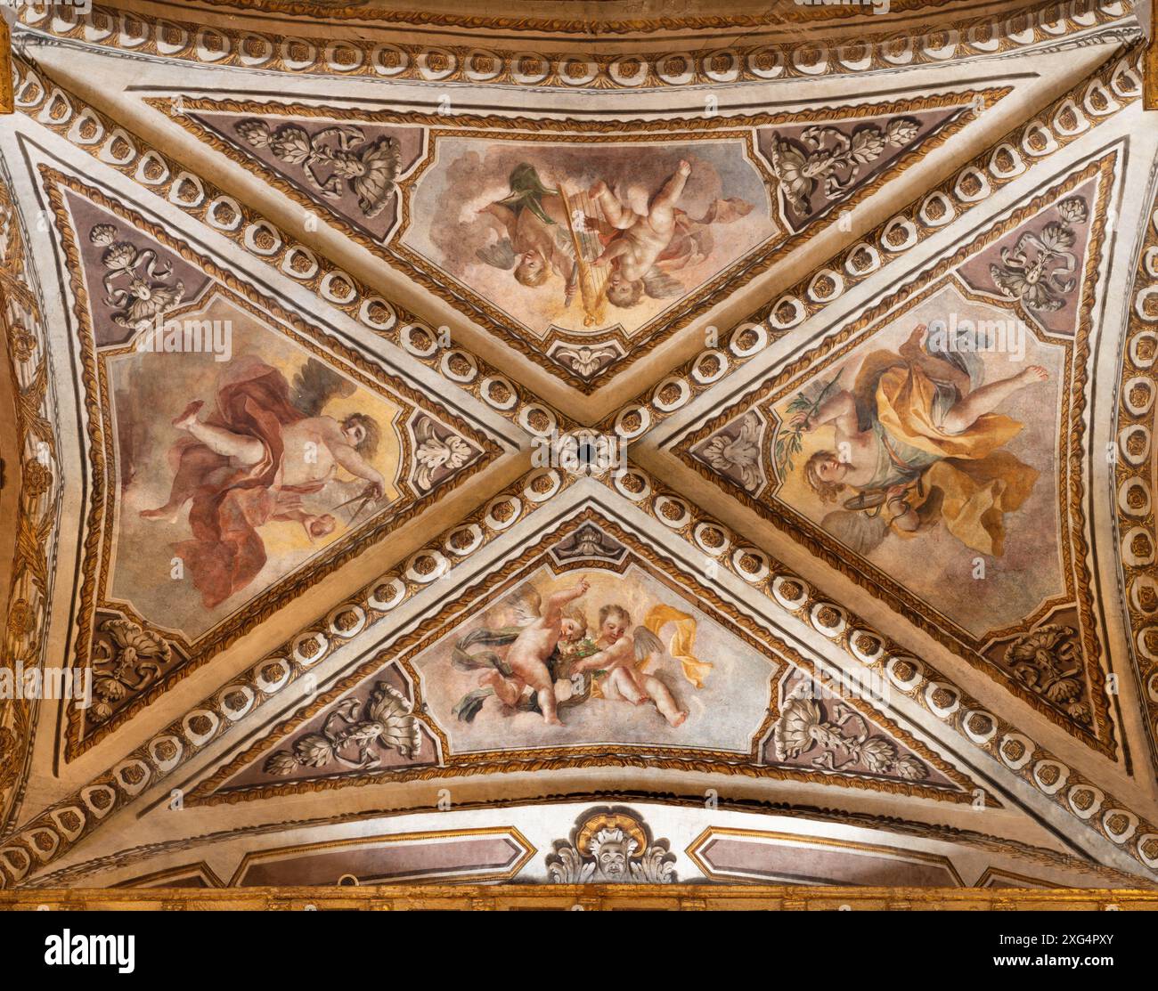 PERUGIA, ITALIA - 16 MAGGIO 2024: Affresco a soffitto degli angeli con gli strumenti simbolici nella chiesa Cattedrale di San Lorenzo di artisti locali Foto Stock