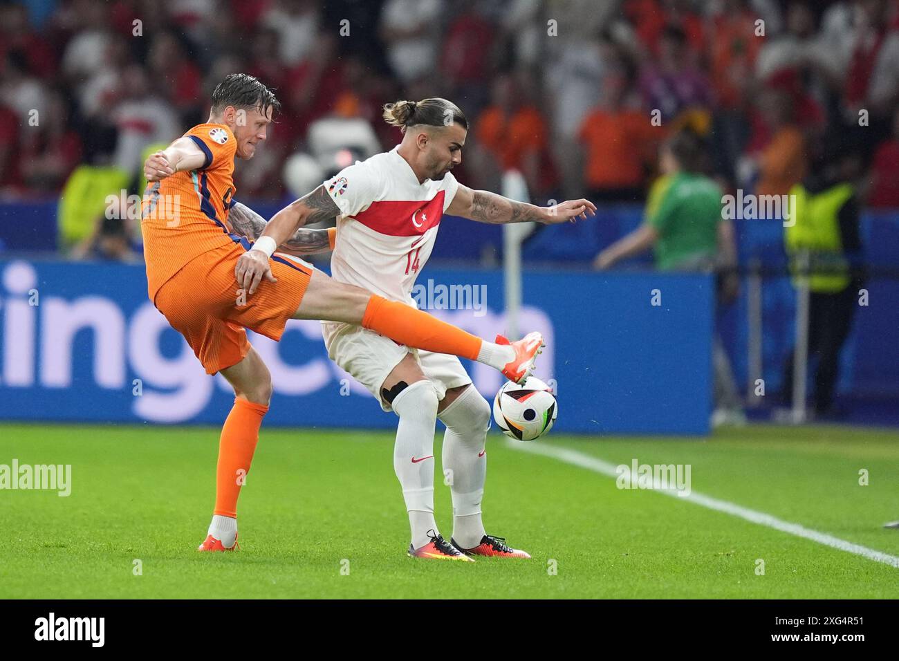 Berlino, Germania. 6 luglio 2024. Calcio, UEFA Euro 2024, Campionato europeo, Paesi Bassi - Turchia, finale, quarti di finale, Olympiastadion Berlin, Wout Weghorst (l) dei Paesi Bassi e Abdülkerim Bardakci della Turchia lottano per il pallone. Crediti: Marcus Brandt/dpa/Alamy Live News Foto Stock