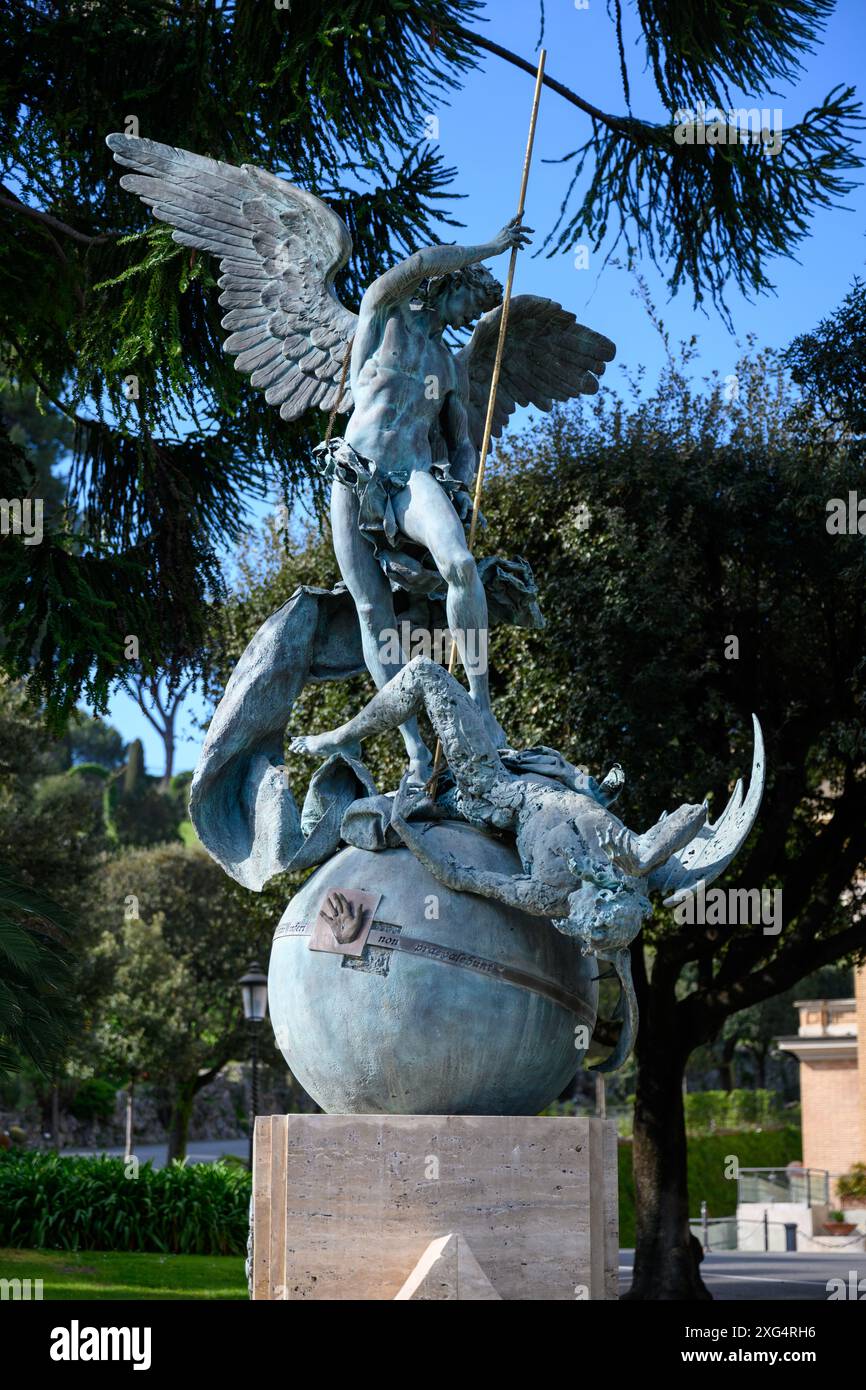 San Michele Arcangelo di Giuseppe Antonio Lomuscio nei Giardini Vaticani, in Vaticano. Foto Stock