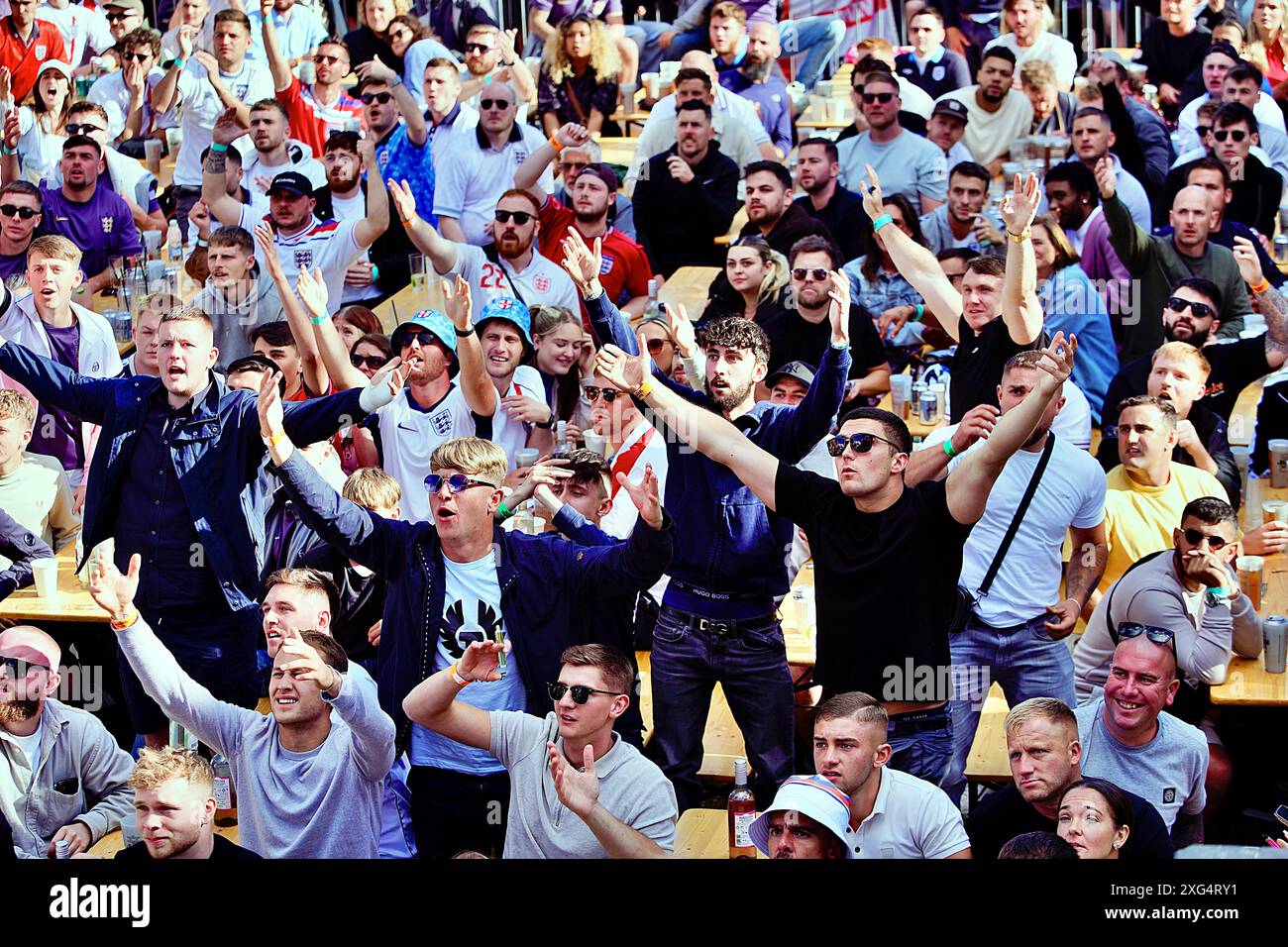 Brighton, East Sussex, Regno Unito. 6 luglio 2024. Tifosi di calcio al Big Screen Fanpark "4TheFans", St Peters Church, Central Park, Brighton East Sussex Inghilterra Regno Unito. Inghilterra contro Svizzera 2024 Euro UEFA 6 luglio 2024 credito: Caron Watson/Alamy Live News Foto Stock