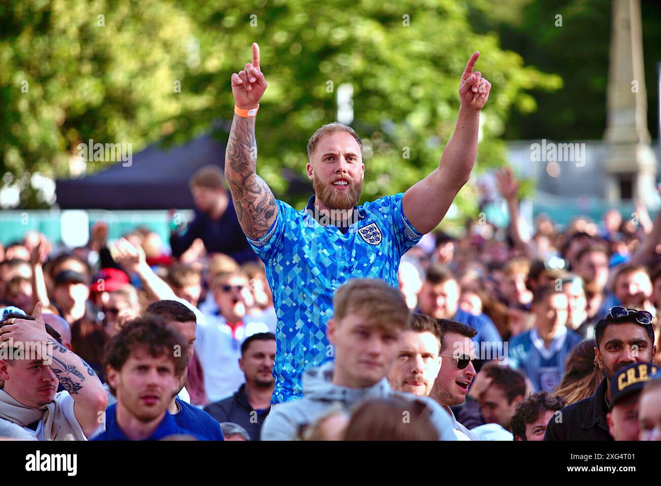 Brighton, East Sussex, Regno Unito. 6 luglio 2024. Tifosi di calcio al Big Screen Fanpark "4TheFans", St Peters Church, Central Park, Brighton East Sussex Inghilterra Regno Unito. Inghilterra contro Svizzera 2024 Euro UEFA 6 luglio 2024 credito: Caron Watson/Alamy Live News Foto Stock