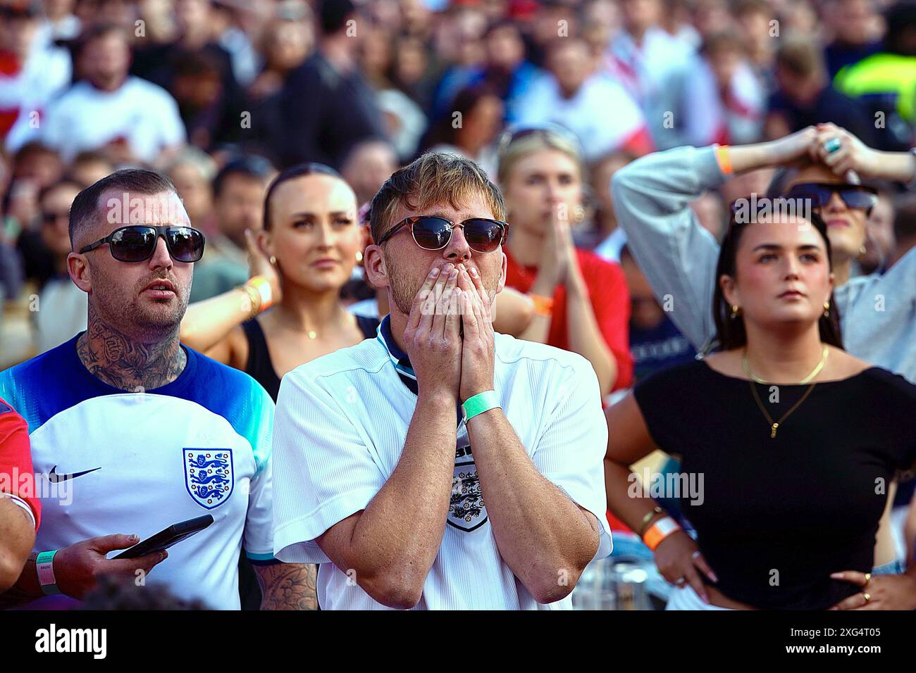 Brighton, East Sussex, Regno Unito. 6 luglio 2024. Tifosi di calcio al Big Screen Fanpark "4TheFans", St Peters Church, Central Park, Brighton East Sussex Inghilterra Regno Unito. Inghilterra contro Svizzera 2024 Euro UEFA 6 luglio 2024 credito: Caron Watson/Alamy Live News Foto Stock