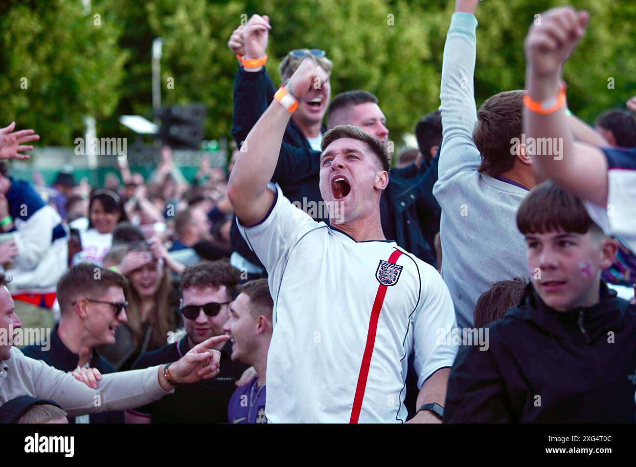 Brighton, East Sussex, Regno Unito. 6 luglio 2024. Tifosi di calcio al Big Screen Fanpark "4TheFans", St Peters Church, Central Park, Brighton East Sussex Inghilterra Regno Unito. Inghilterra contro Svizzera 2024 Euro UEFA 6 luglio 2024 credito: Caron Watson/Alamy Live News Foto Stock