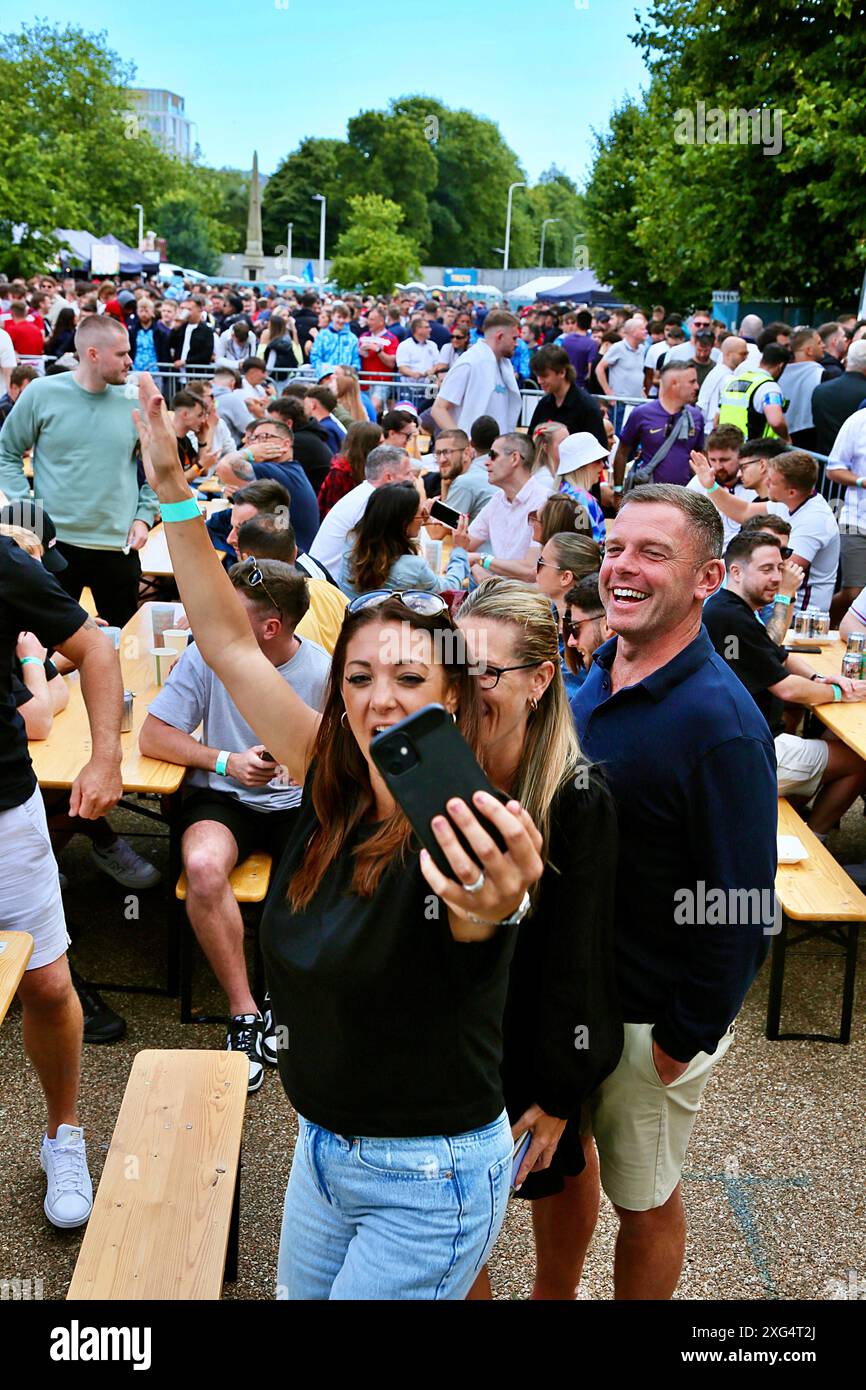 Brighton, East Sussex, Regno Unito. 6 luglio 2024. Tifosi di calcio al Big Screen Fanpark "4TheFans", St Peters Church, Central Park, Brighton East Sussex Inghilterra Regno Unito. Inghilterra contro Svizzera 2024 Euro UEFA 6 luglio 2024 credito: Caron Watson/Alamy Live News Foto Stock