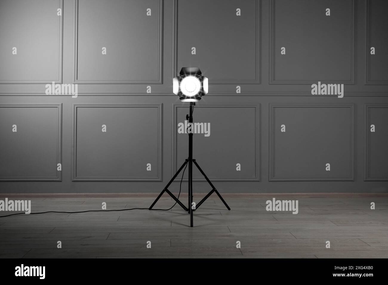 Apparecchiature di illuminazione professionali nel moderno studio fotografico Foto Stock