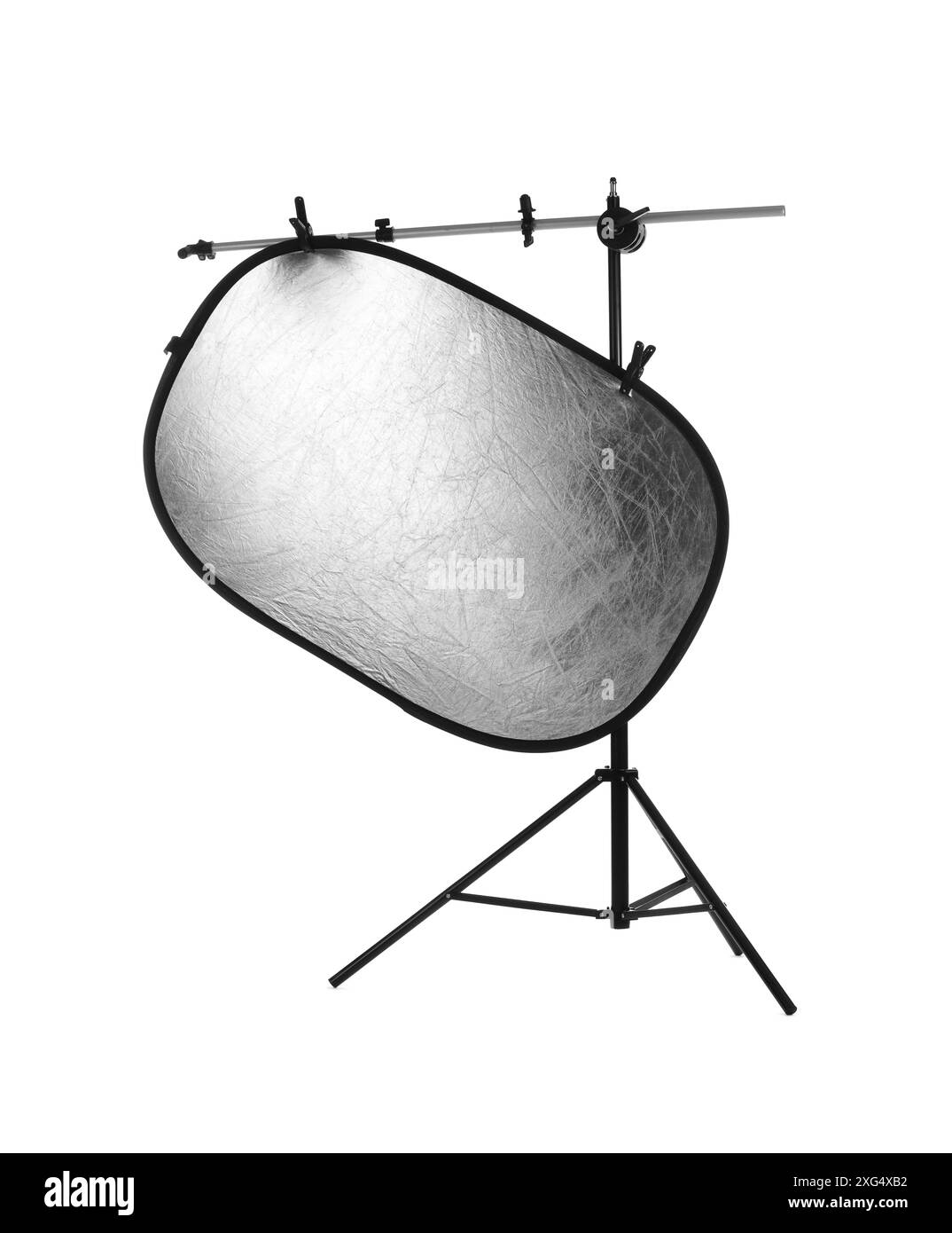 Supporto con riflettore isolato su bianco. Attrezzatura da studio fotografico Foto Stock