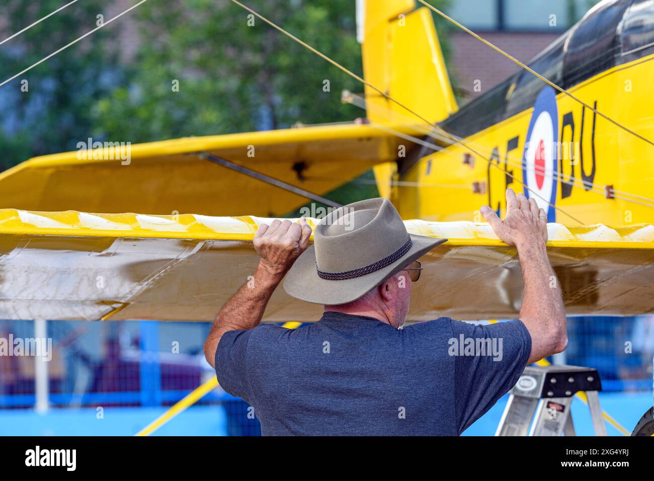 Biplano Tiger Moth d'epoca in preparazione per la Calgary Stampede Parade Foto Stock