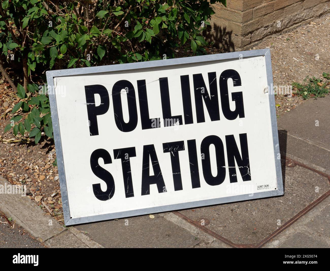 Vista di un cartello della stazione elettorale durante le elezioni generali del Regno Unito del 4 luglio 2024 Foto Stock