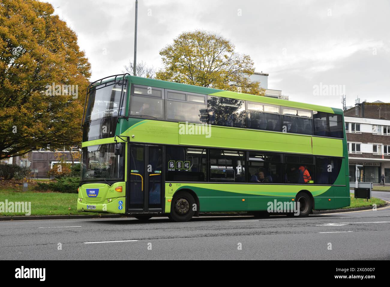 Southern Vectis 1141 (HF09 BKA), una Scania N230UD OmniCity, negozia il George rondabout a Poole, Dorset, mentre è in affitto per Morebus. Foto Stock