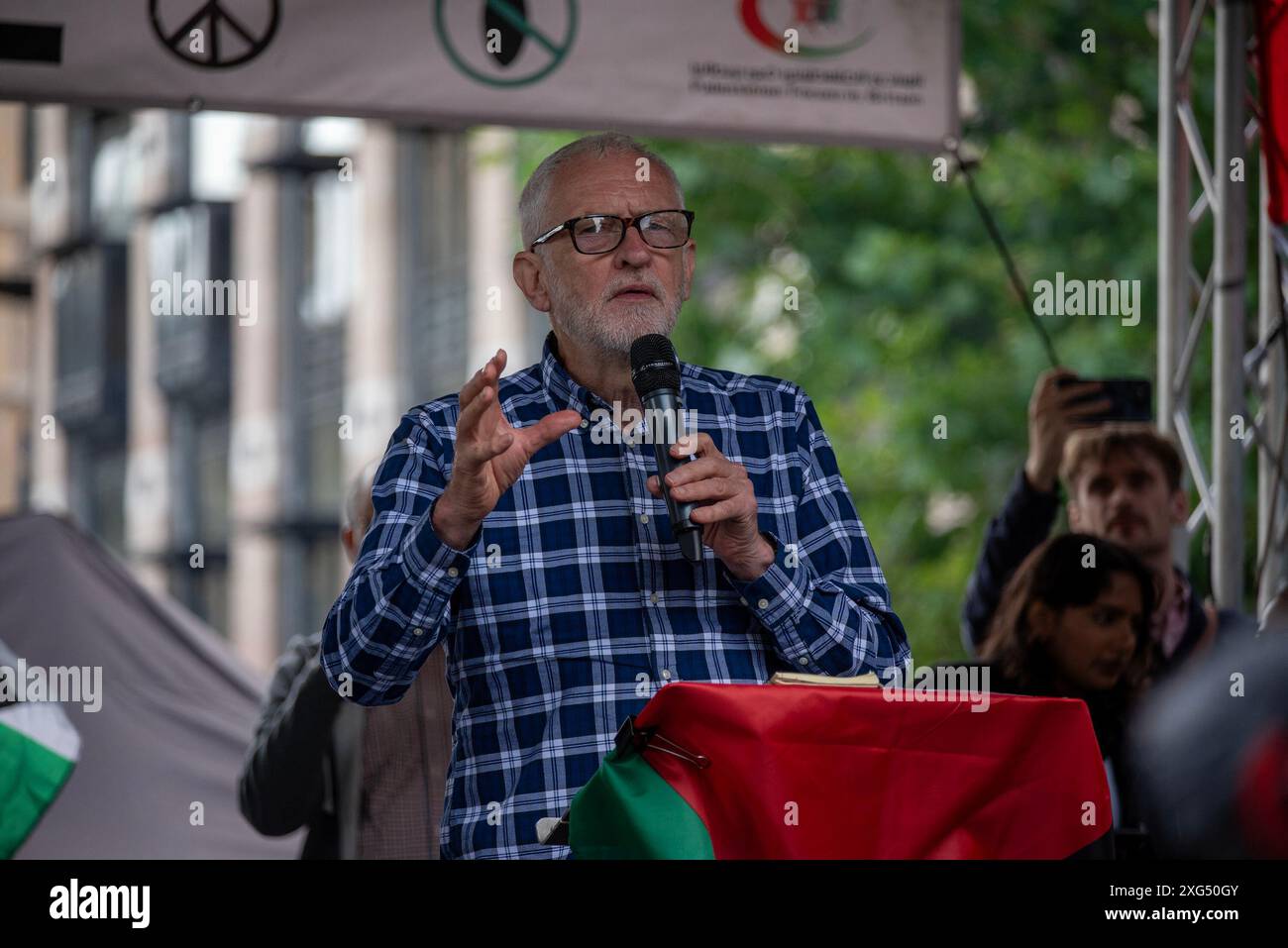 Londra, Regno Unito. 6 luglio 2024. Jeremy Corbyn, deputato indipendente ed ex leader del partito laburista, parla alla fine della manifestazione. Migliaia di attivisti e sostenitori filo-palestinesi hanno marciato nel centro di Londra. I manifestanti chiedono al governo britannico di smettere di armare Israele e di chiedere un cessate il fuoco permanente durante la guerra israelo-Gaza. Credito: SOPA Images Limited/Alamy Live News Foto Stock