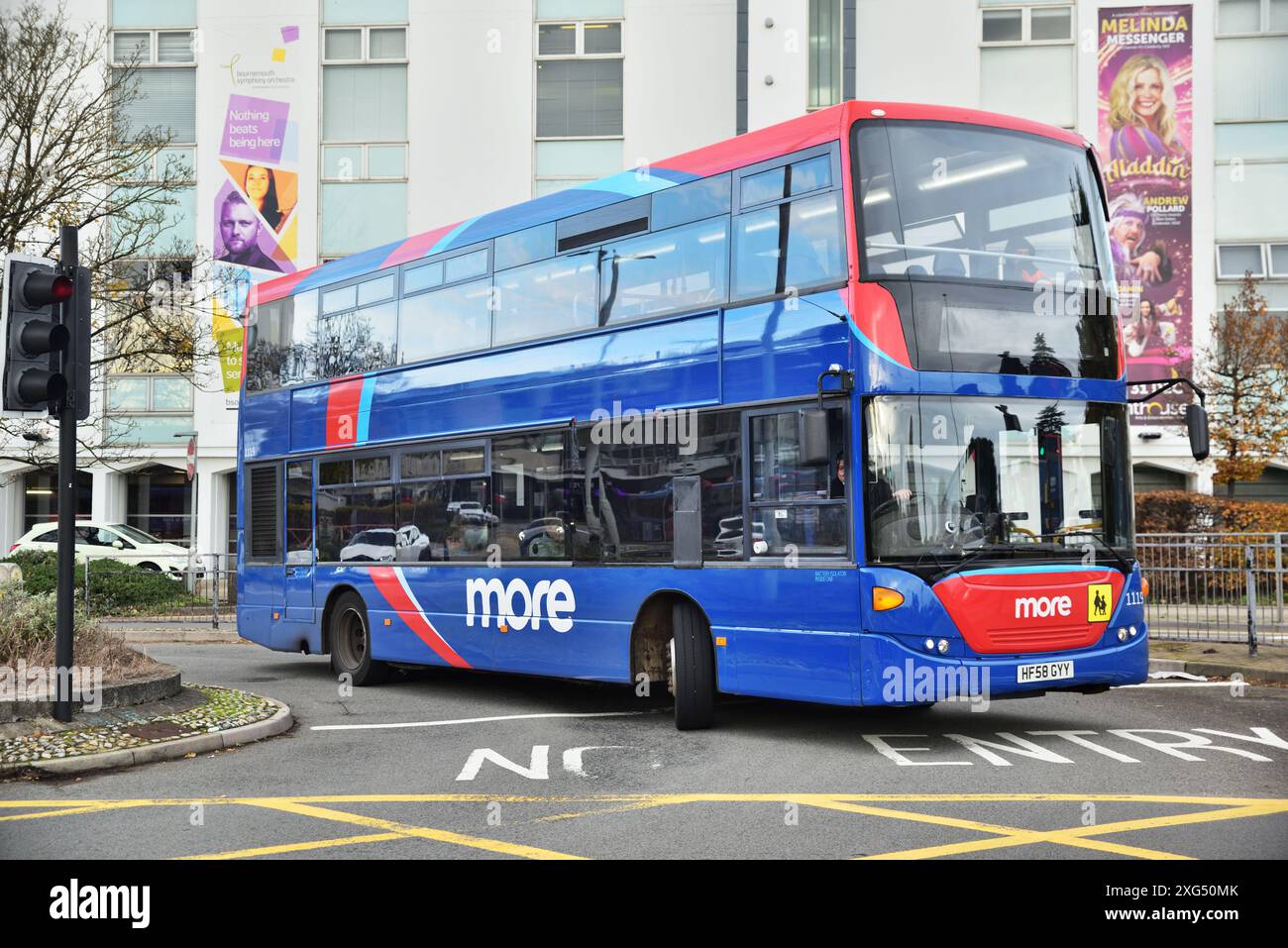 Morebus 1119 (HF58 GYY), uno Scania CN230UD con carrozzeria Scania OmniCity, arriva alla stazione degli autobus di Poole, Dorset. Foto Stock