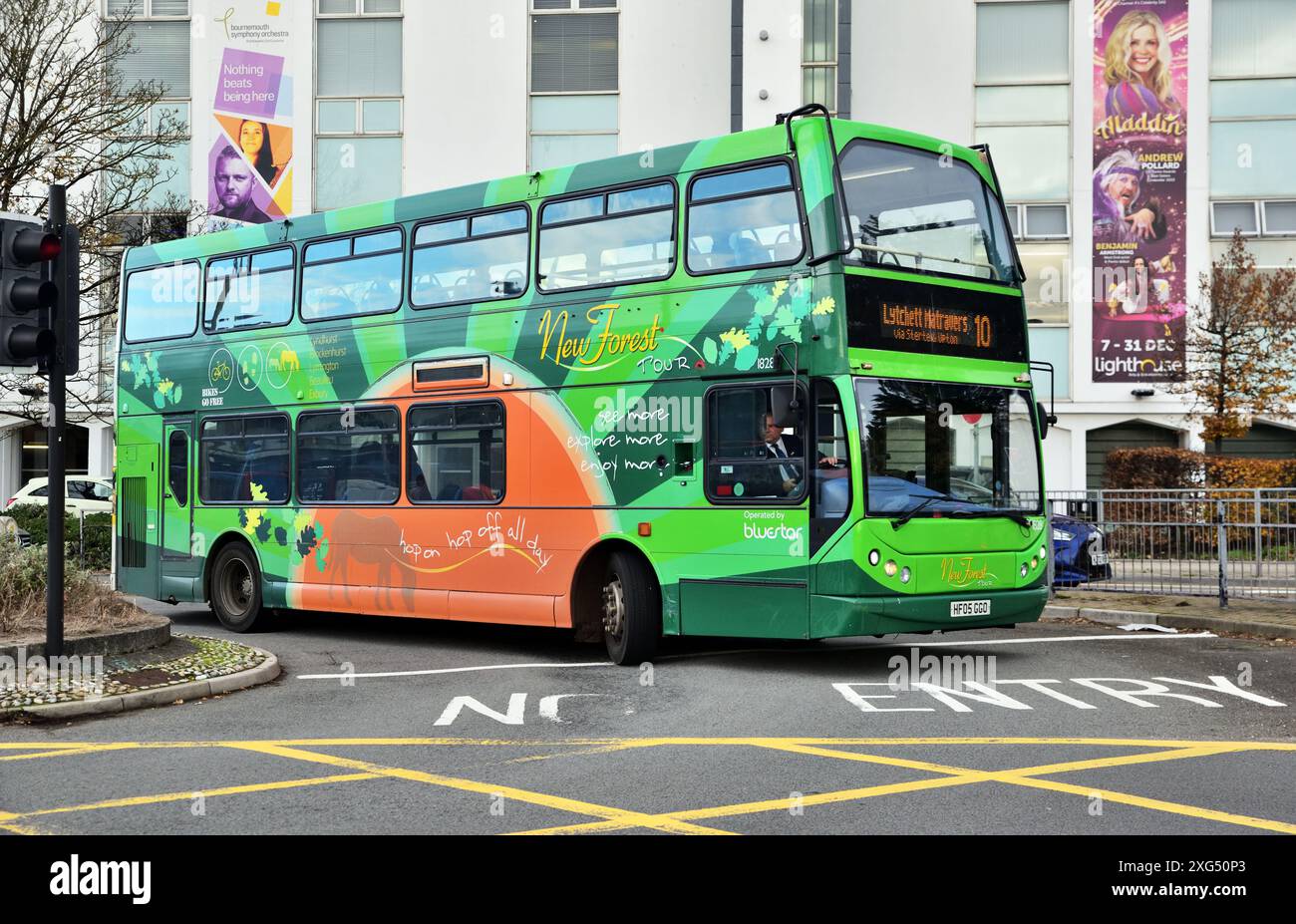 Bluestar 1828 (HF05 GGO), una Volvo B7TL con carrozzeria East Lancs Myllennium Vyking, arriva alla stazione degli autobus di Poole, Dorset. Il veicolo è marchiato per Foto Stock