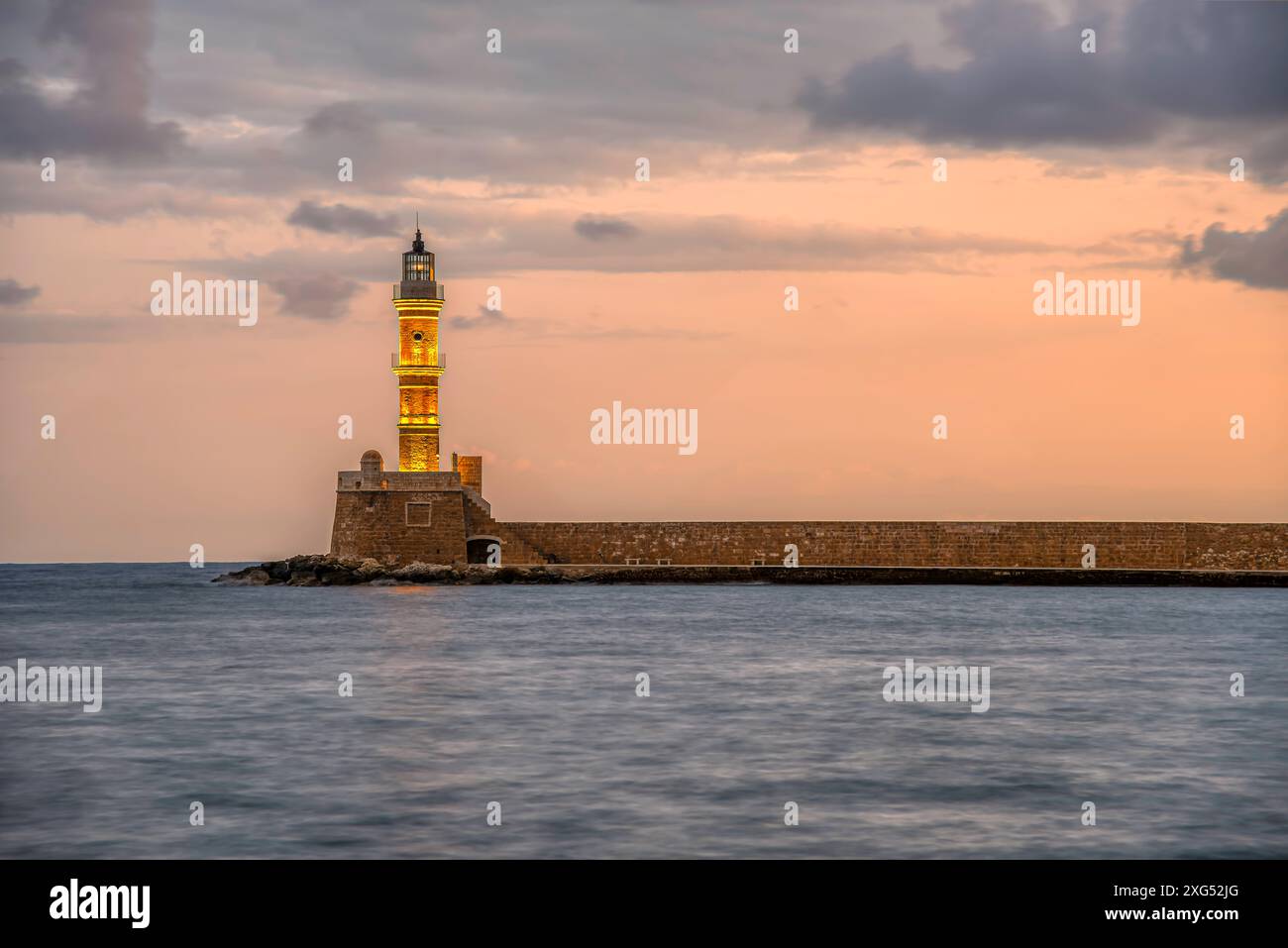 Il faro nel porto veneziano all'alba, la Canea, Grecia, 17 ottobre 2013 Foto Stock