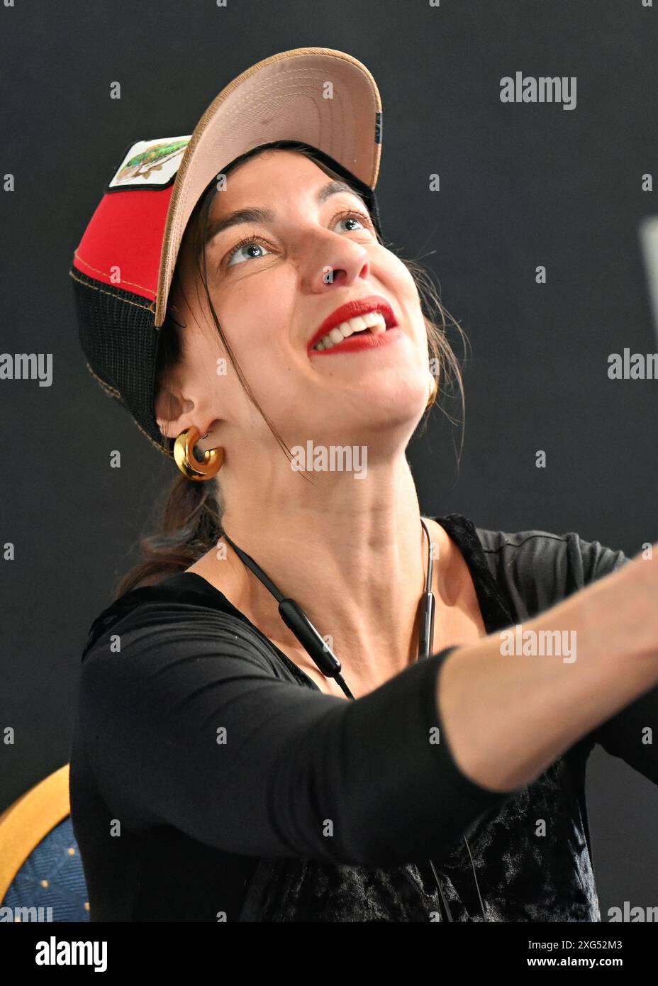 LONDRA, REGNO UNITO. 6 luglio 2024. Natalia Tena, star del cinema e della TV, firma autografi per i fan al London Film and Comic con a Olympia Londra, Regno Unito. Credito: Vedi li/Picture Capital/Alamy Live News Foto Stock