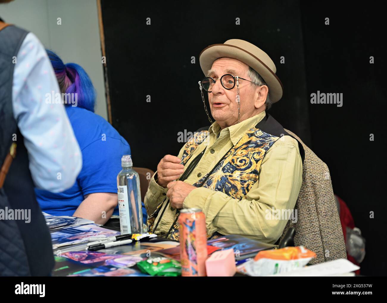 LONDRA, REGNO UNITO. 6 luglio 2024. Sylvester McCoy, star del cinema e della TV, firma autografi per i fan al London Film and Comic con di Olympia London, Regno Unito. Credito: Vedi li/Picture Capital/Alamy Live News Foto Stock