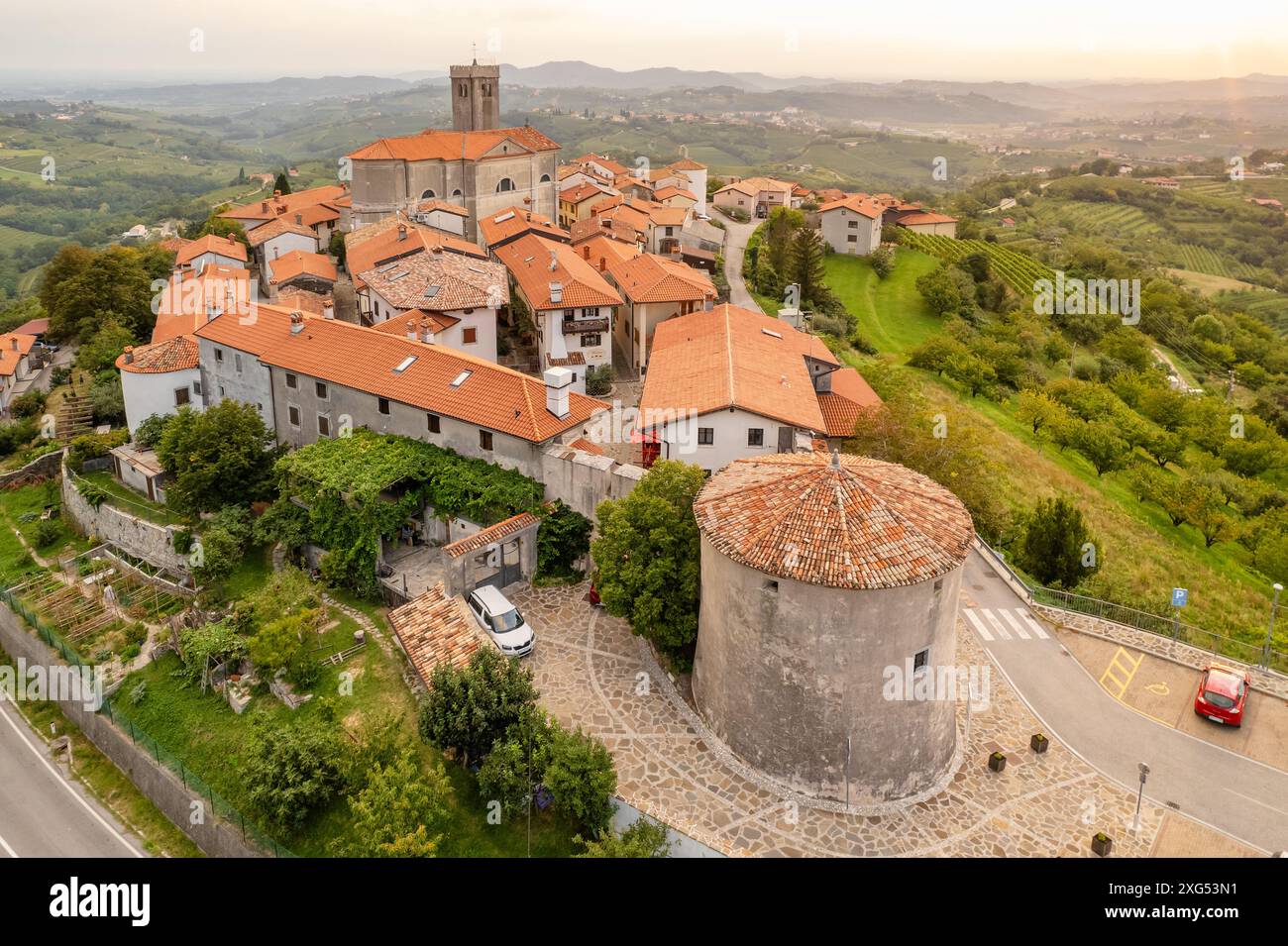 Paesaggio urbano e vigneti Smartno nella regione di campagna di Goriska Brda in Slovenia Foto Stock