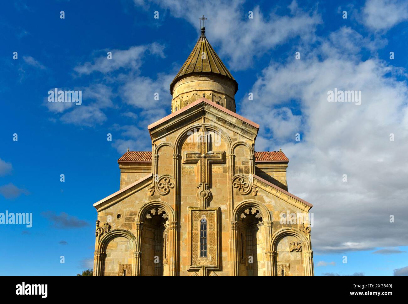 Chiesa a tre navate a cupola a croce di Samtavisi, facciata orientale a cinque archi riccamente decorata con croce, finestra ornata e due rombi, Samtavisi, locanda Foto Stock