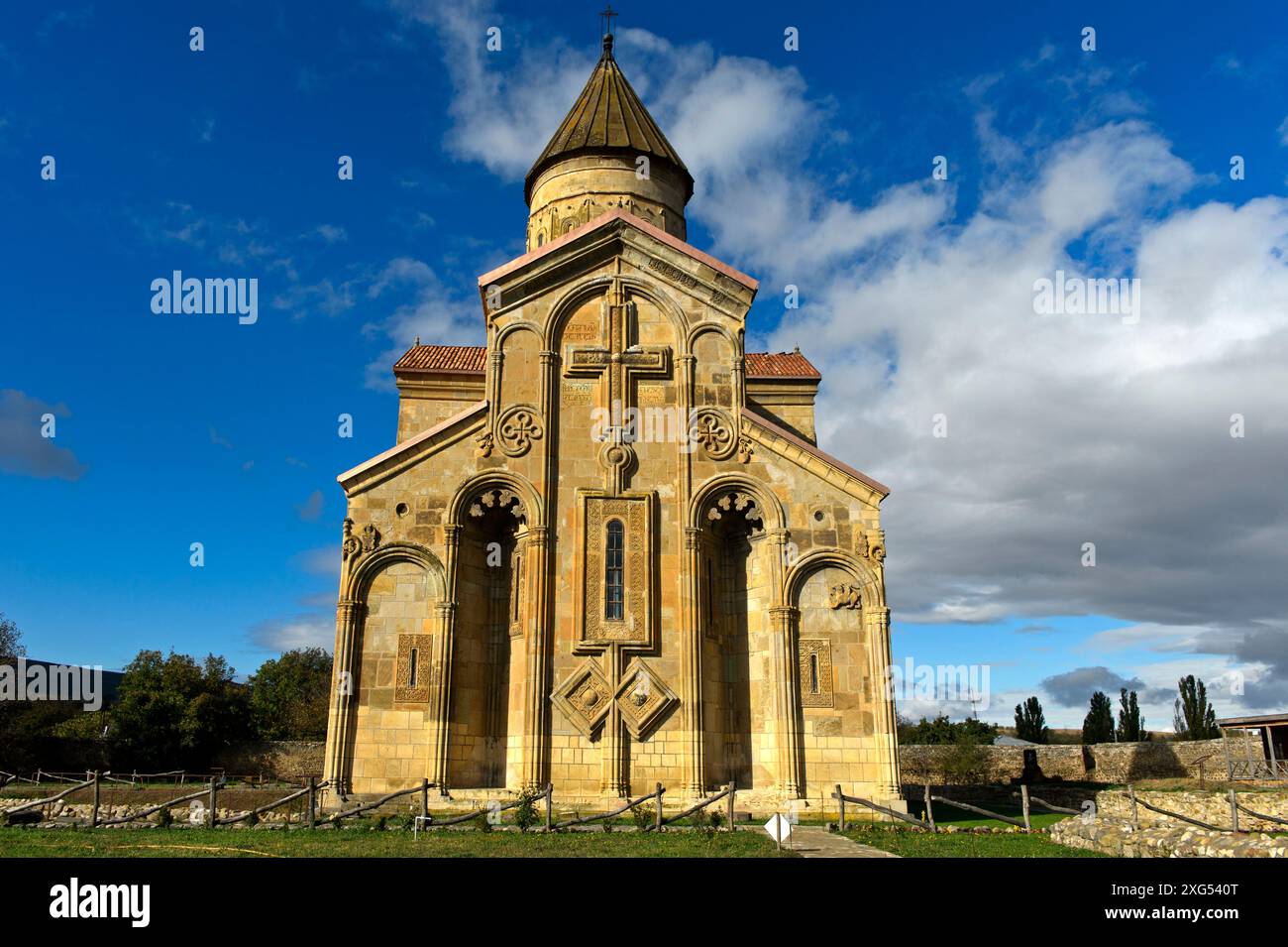 Chiesa a tre navate a cupola a croce di Samtavisi, facciata orientale a cinque archi riccamente decorata con croce, finestra ornata e due rombi, Samtavisi, locanda Foto Stock