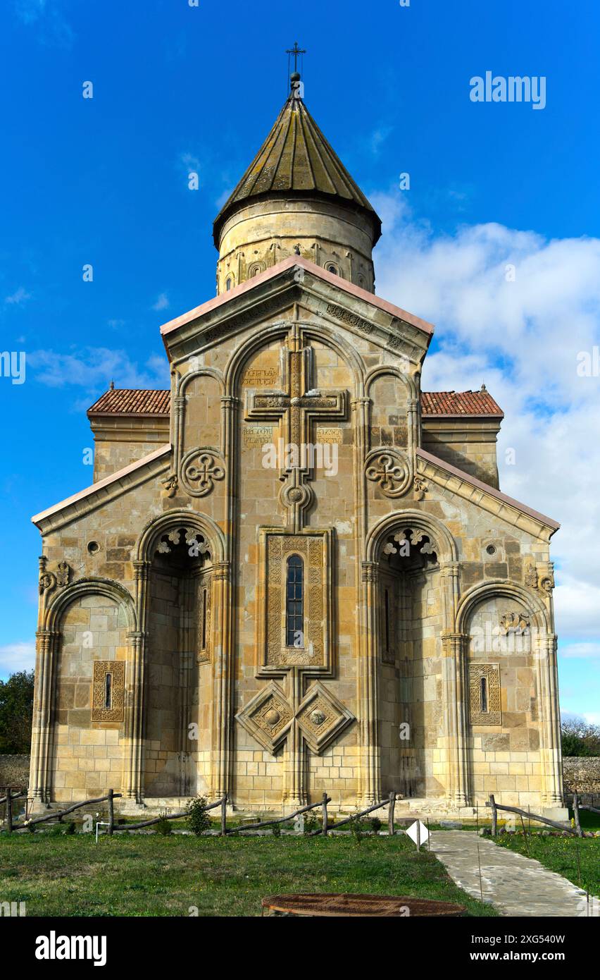 Chiesa a tre navate a cupola a croce di Samtavisi, facciata orientale a cinque archi riccamente decorata con croce, finestra ornata e due rombi, Samtavisi, locanda Foto Stock