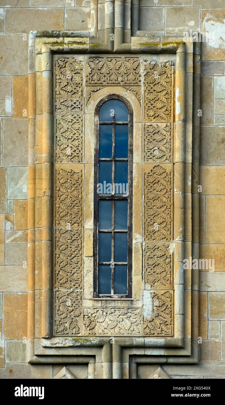 Finestra ornata sulla facciata orientale della chiesa a cupola a croce di Samtavisi, Samtavisi, Cartalia interna, Georgia Foto Stock