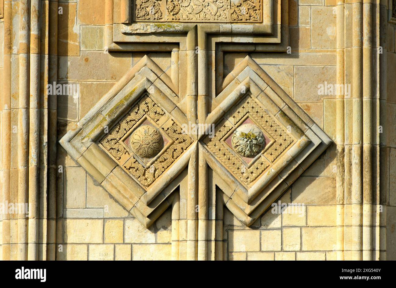 Due rombi sulla facciata orientale della chiesa a cupola a croce di Samtavisi, Samtavisi, Inner Kartli, Georgia Foto Stock
