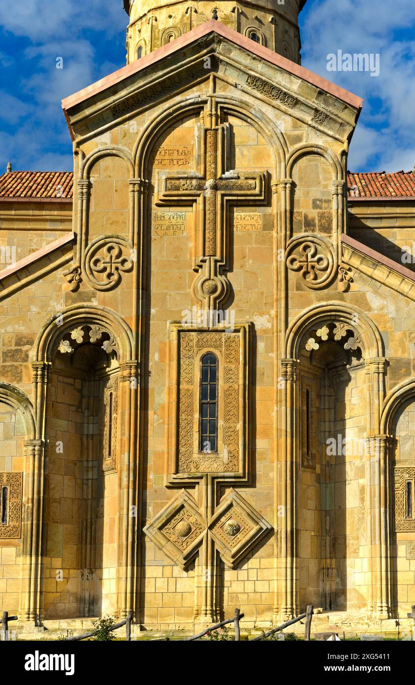 Facciata orientale a cinque archi riccamente decorata con croce, finestra ornata e due rombi della chiesa a cupola a croce di Samtavisi, Samtavisi, Inner Kart Foto Stock