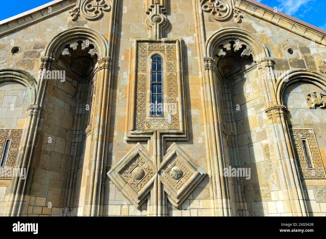 Facciata orientale a cinque archi riccamente decorata con finestra ornata e due rombi della chiesa a cupola a croce di Samtavisi, Samtavisi, Cartalia interna, Geo Foto Stock