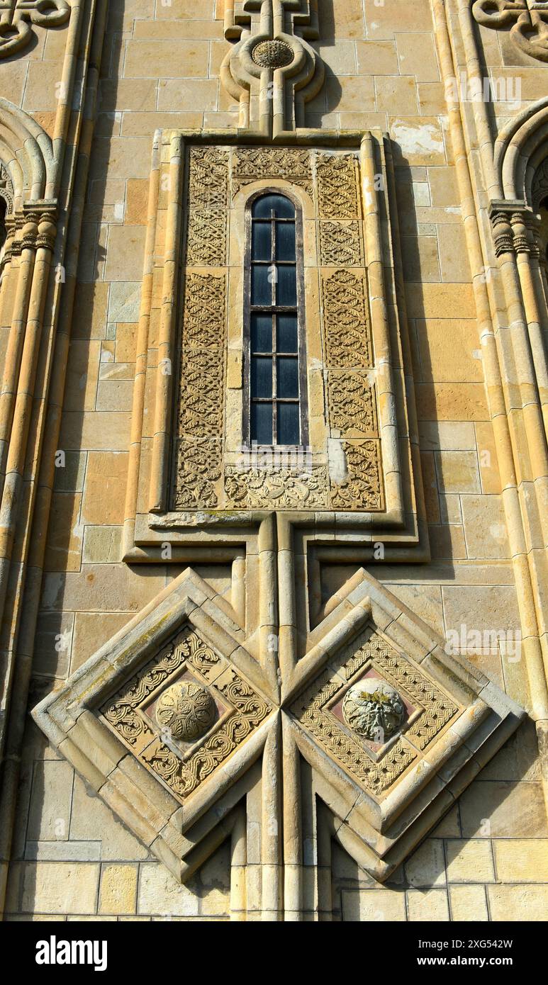 Facciata orientale a cinque archi riccamente decorata con finestra ornata e due rombi della chiesa a cupola a croce di Samtavisi, Samtavisi, Cartalia interna, Geo Foto Stock