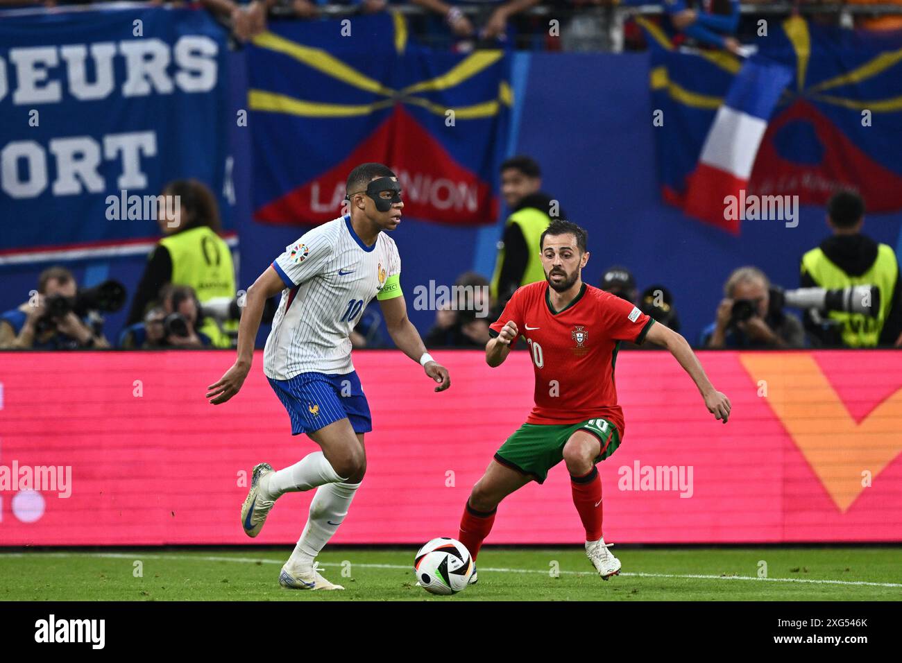 AMBURGO, GERMANIA - 5 LUGLIO: La Francia Kylian Mbappe e il Portogallo Bernardo Silva si battono per il pallone durante i quarti di finale di UEFA EURO 2024 Foto Stock