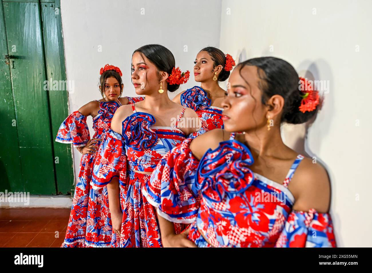 I ballerini di Mompox mettono in mostra il loro vivace abbigliamento folcloristico tradizionale, con gonne colorate, camicette ricamate e accessori intricati. I loro movimenti aggraziati e le vivaci esibizioni mettono in risalto il ricco patrimonio culturale e lo spirito festivo della regione. Foto Stock