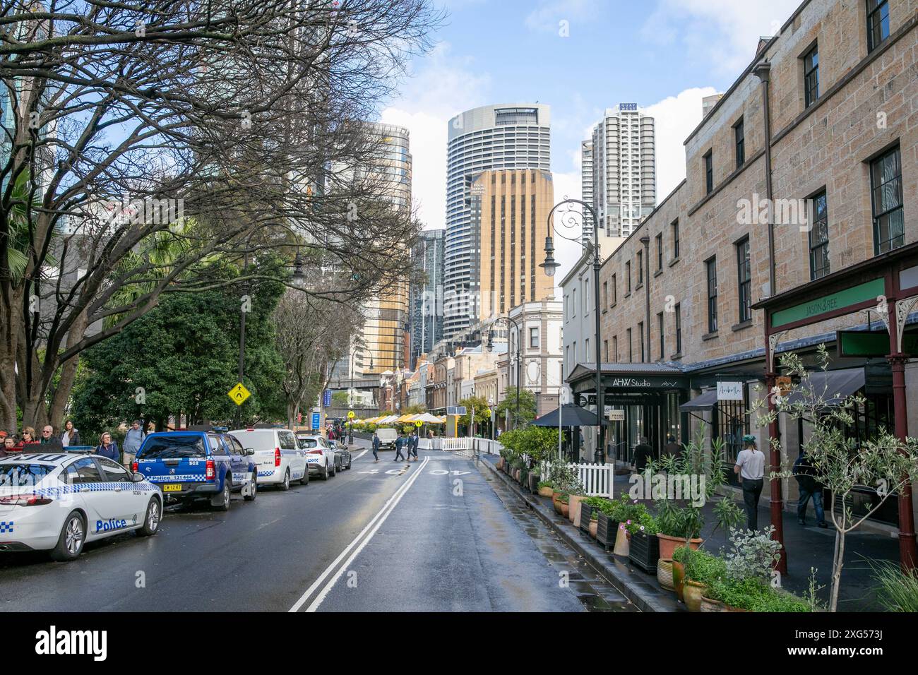 Storico quartiere The Rocks di Sydney, risalente all'epoca degli insediamenti coloniali e dei detenuti, moderni grattacieli del centro città in lontananza, Sydney, NSW Foto Stock