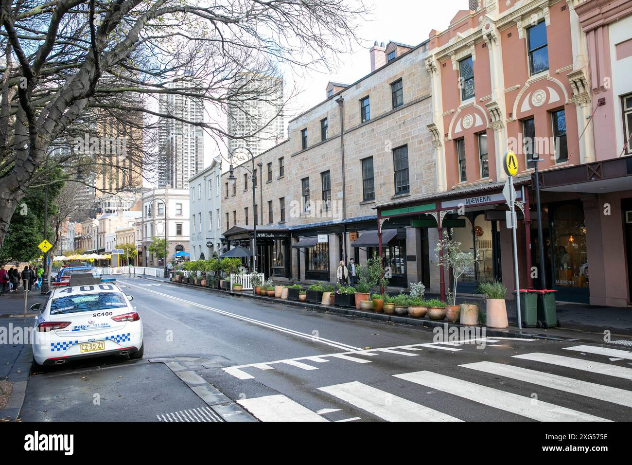 Storico quartiere The Rocks di Sydney, risalente all'epoca degli insediamenti coloniali e dei detenuti, moderni grattacieli del centro città in lontananza, Sydney, NSW Foto Stock