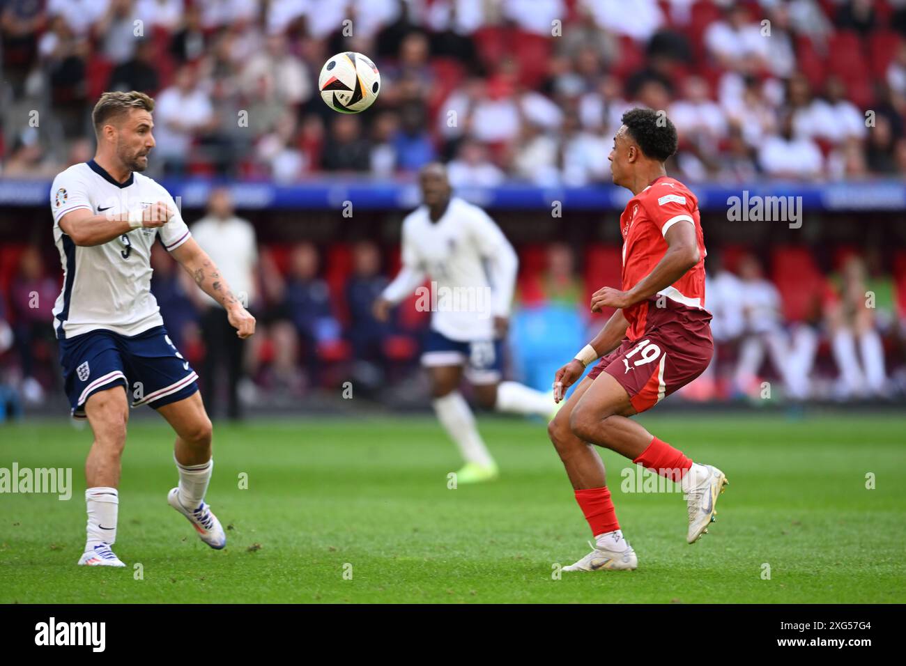 Dan Ndoye (Svizzera) Luke Shaw (Inghilterra) durante la partita di UEFA Euro Germania 2024 tra Inghilterra 6-4 Svizzera alla Dusseldorf Arena il 5 luglio 2024 a Dusseldorf, Germania. (Foto di Maurizio Borsari/AFLO) Foto Stock