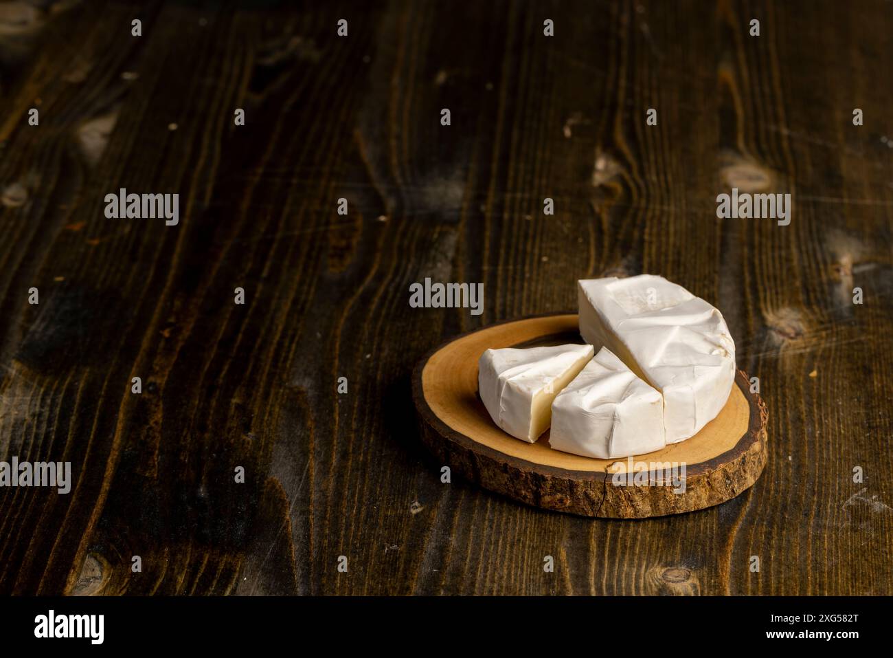 formaggio tondo maturo con muffa, formaggio fuso con muffa bianca sul tavolo Foto Stock