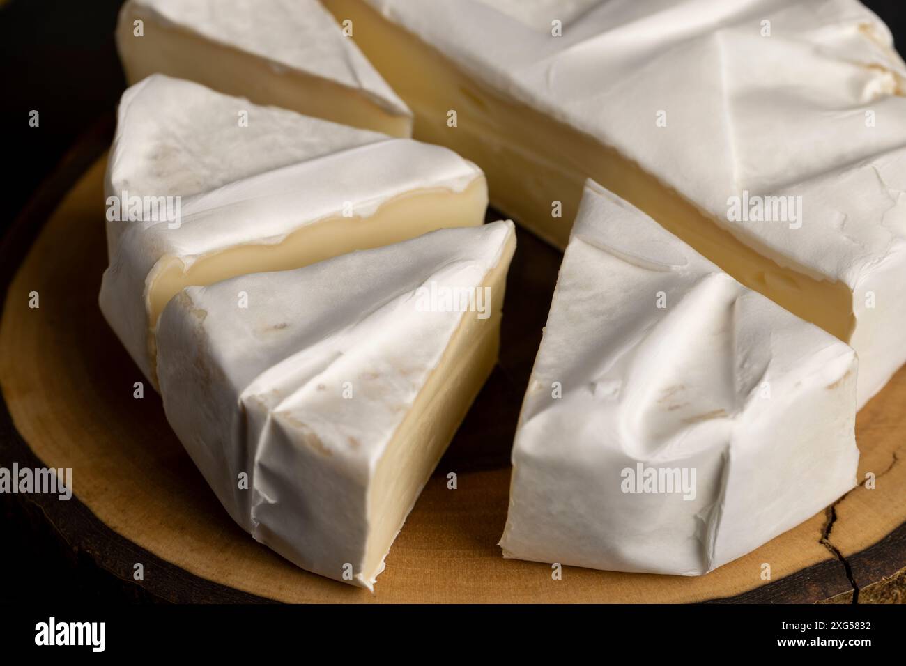 formaggio tondo maturo con muffa, formaggio fuso con muffa bianca sul tavolo Foto Stock