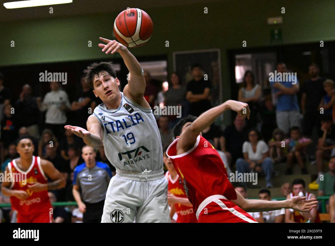 Immagini della partita di Italia e Spagna al Pala Cian Toma - Domegge (BL) 6 luglio 2024, durante il 22° Torneo Internazionale di pallacanestro U20 De Silvestro-Meneghin durante il Torneo Under 20 - 22Â Memorial De Silvestro/Trofeo Meneghin - Italia vs Spagna, eventi sportivi a Domegge di Cadore, Italia, 06 luglio 2024 Foto Stock