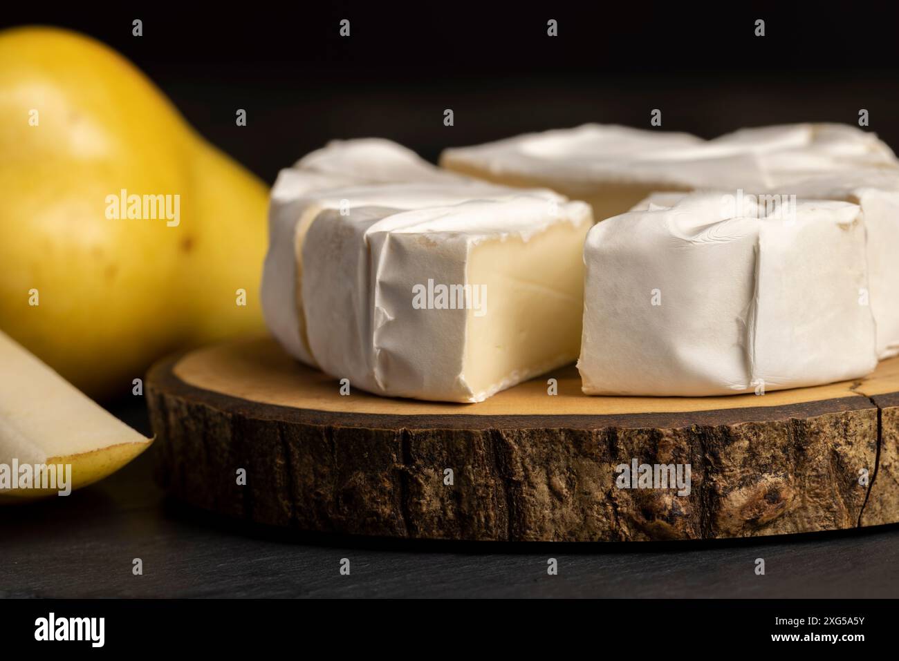 formaggio tondo maturo con muffa, formaggio fuso con muffa bianca sul tavolo Foto Stock